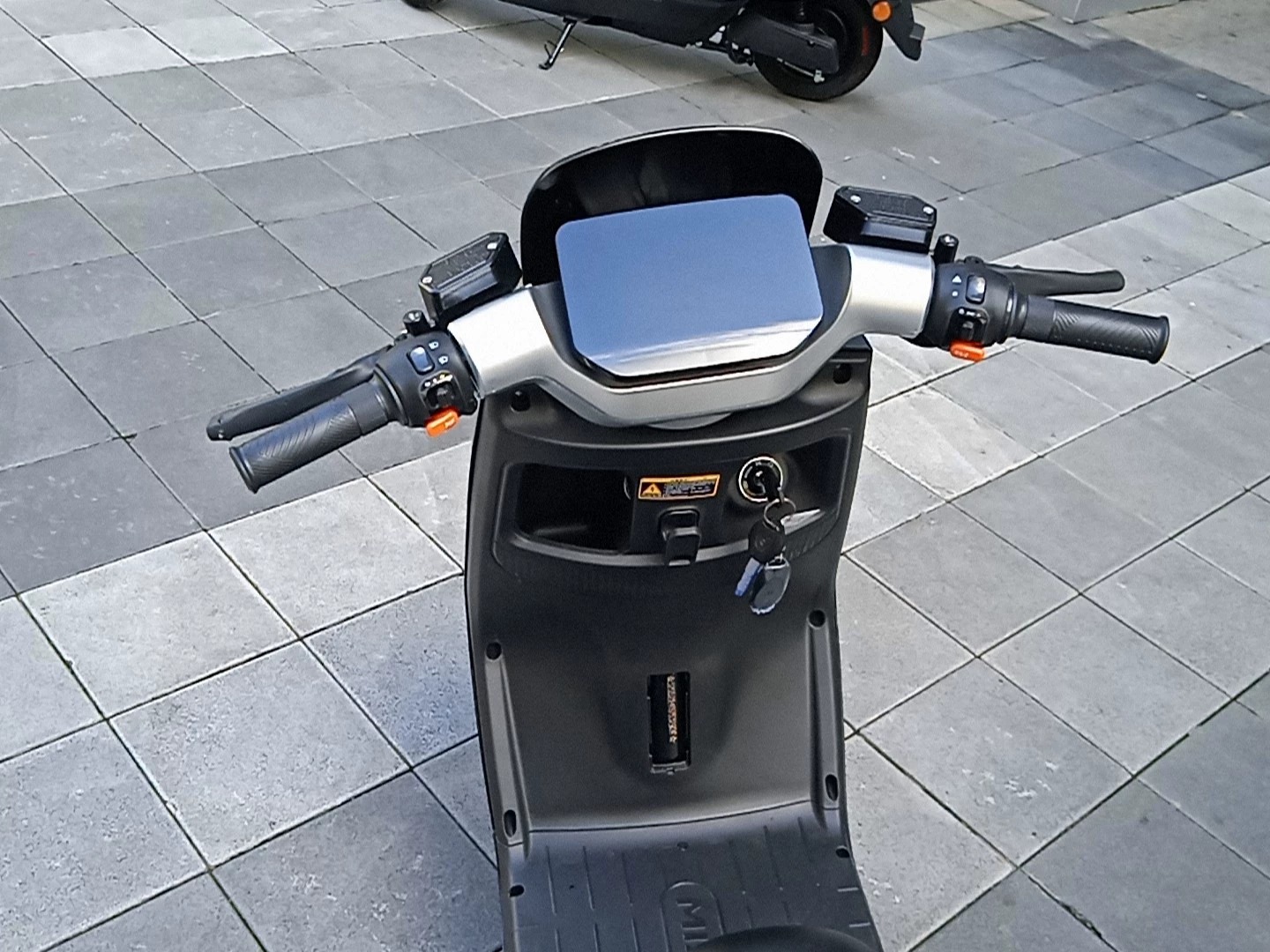 个人闲置，转让全新电动车，有缘分的低价出，成色很新如图，精品车，车况极好，续航五十公里左右，手机一键操作，新国标可上牌，配手机支架，送头盔。 标注的是以旧换新的